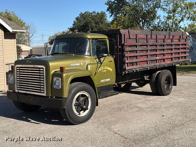 image for item FT6471 1973 International Loadstar 1600 dump flatbed truck
