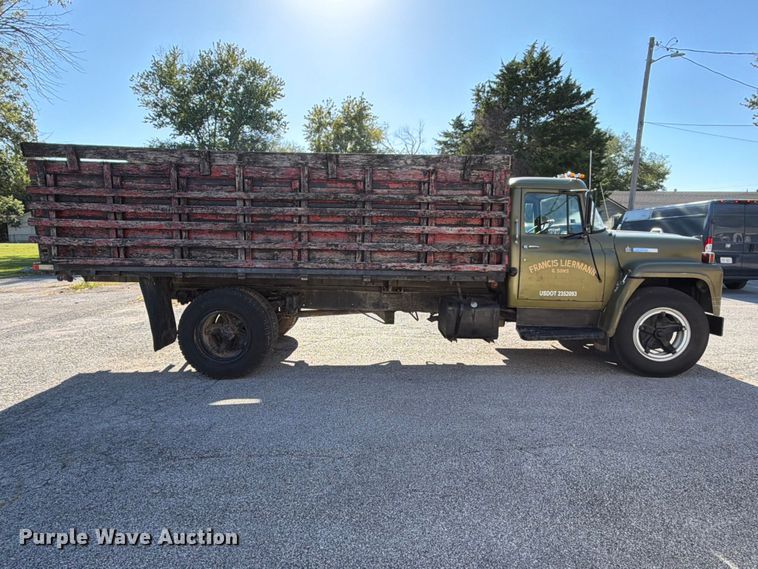 image for item FT6471 1973 International Loadstar 1600 dump flatbed truck