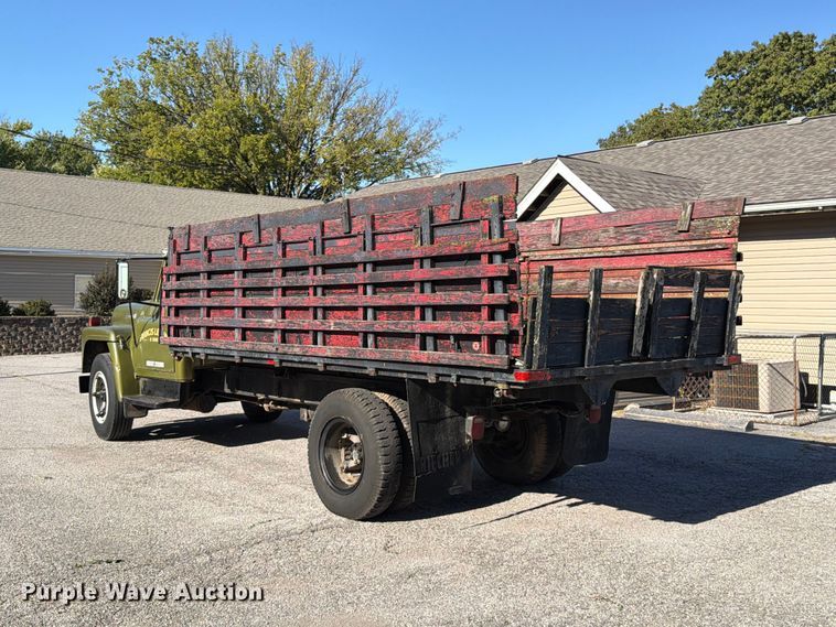 image for item FT6471 1973 International Loadstar 1600 dump flatbed truck