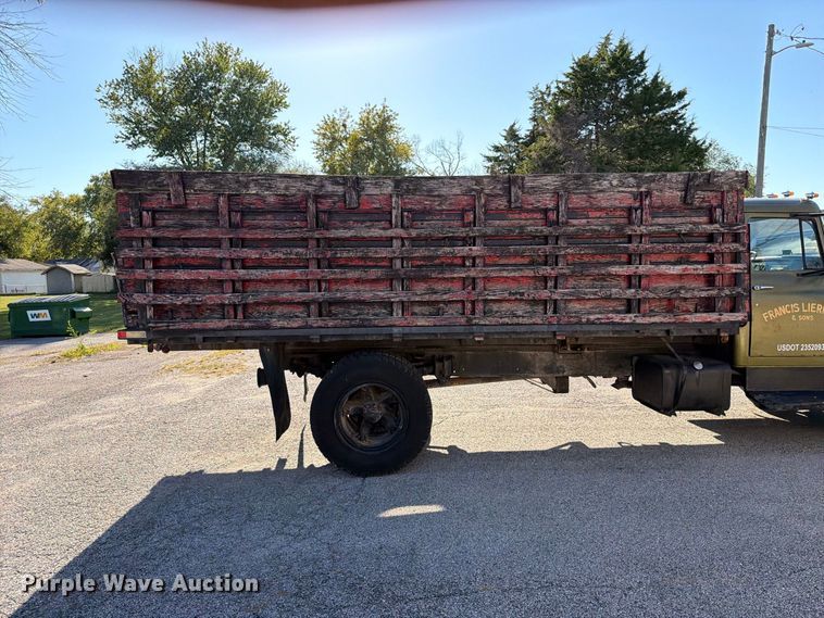 image for item FT6471 1973 International Loadstar 1600 dump flatbed truck