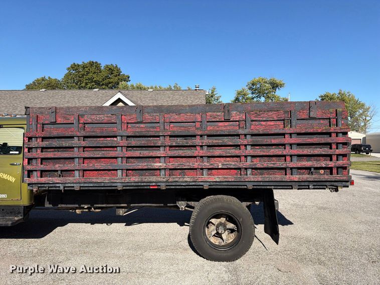 image for item FT6471 1973 International Loadstar 1600 dump flatbed truck