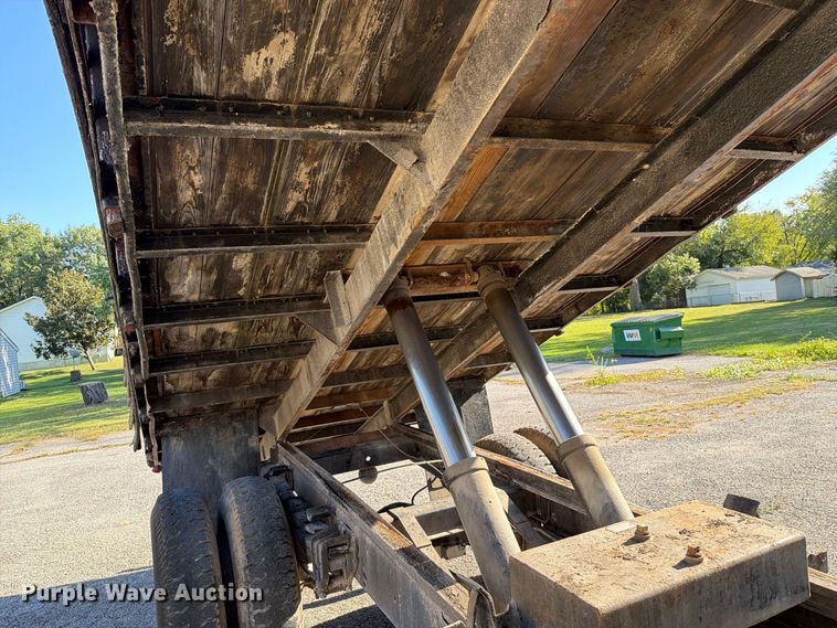 image for item FT6471 1973 International Loadstar 1600 dump flatbed truck