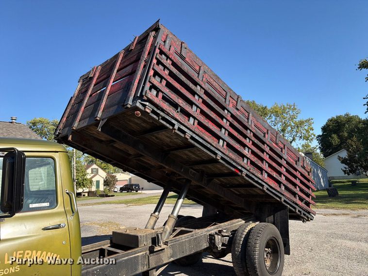 image for item FT6471 1973 International Loadstar 1600 dump flatbed truck