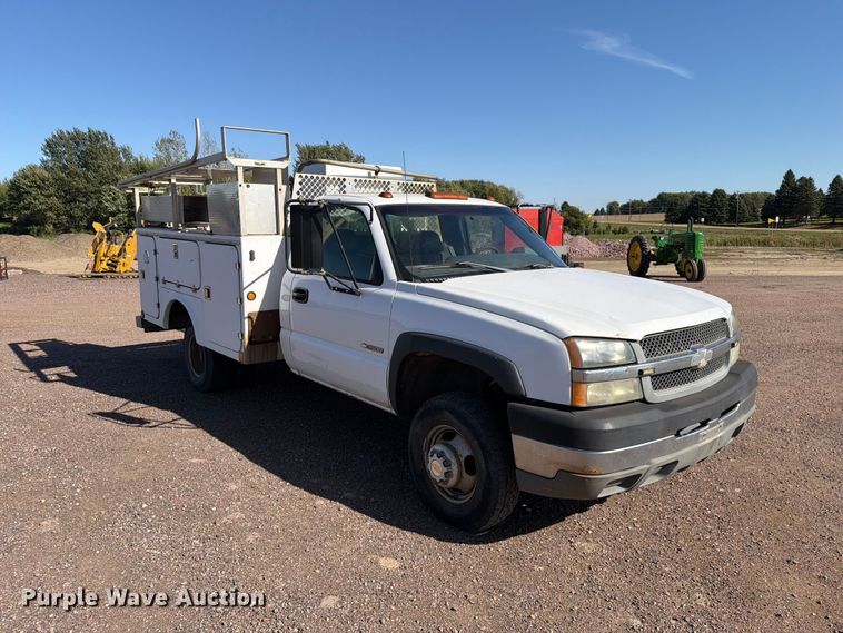 image for item FT6853 2003 Chevrolet Silverado 3500 utility bed pickup truck