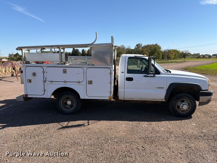image for item FT6853 2003 Chevrolet Silverado 3500 utility bed pickup truck