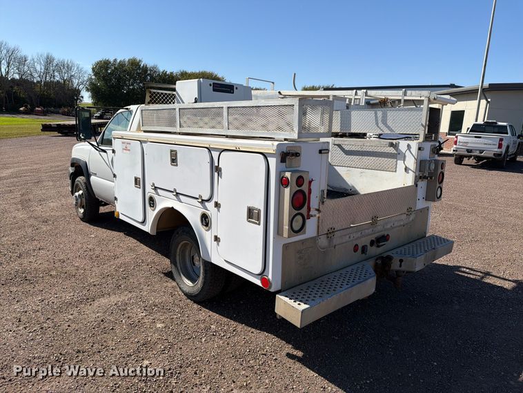 image for item FT6853 2003 Chevrolet Silverado 3500 utility bed pickup truck
