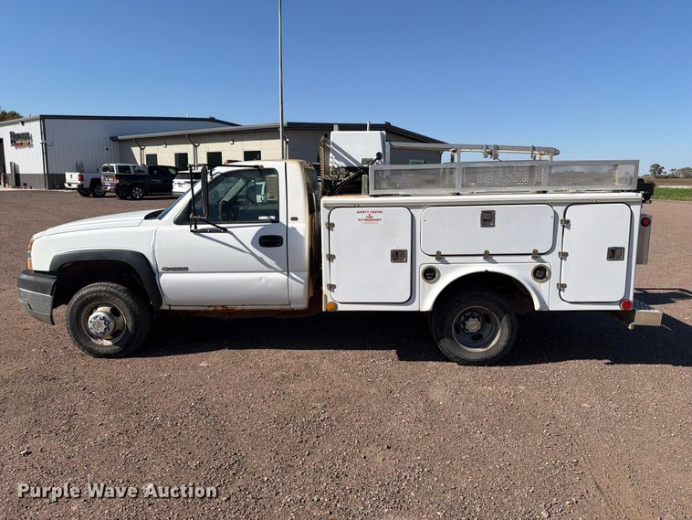 image for item FT6853 2003 Chevrolet Silverado 3500 utility bed pickup truck