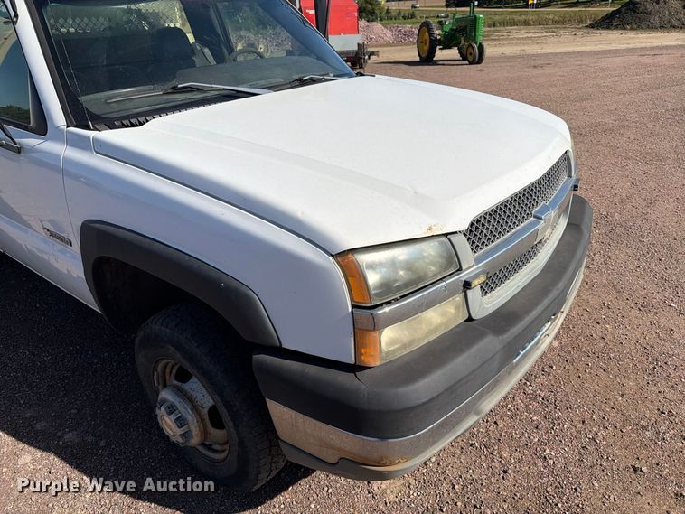 image for item FT6853 2003 Chevrolet Silverado 3500 utility bed pickup truck
