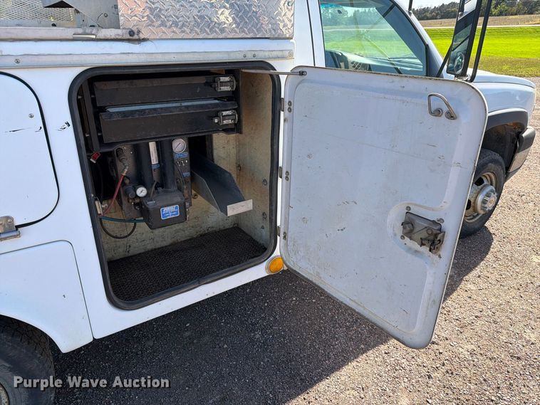 image for item FT6853 2003 Chevrolet Silverado 3500 utility bed pickup truck