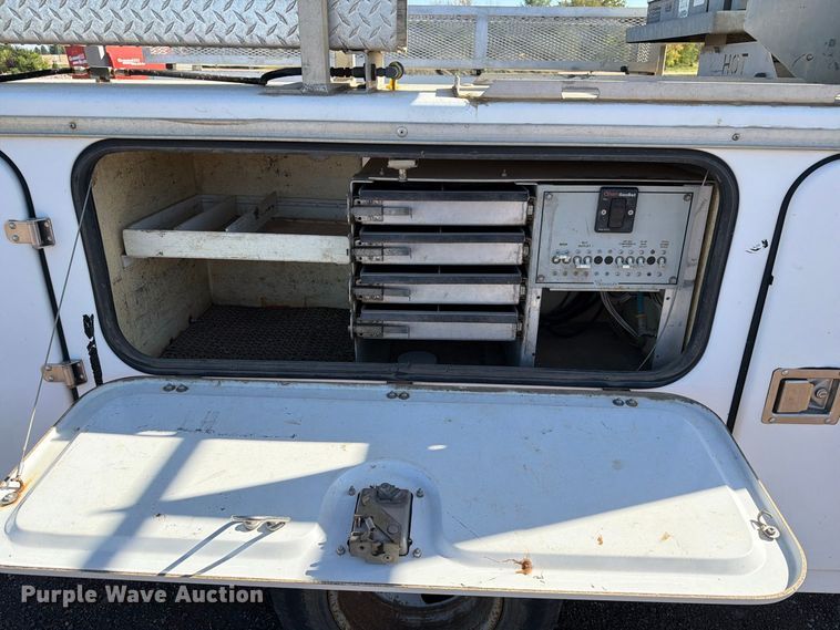 image for item FT6853 2003 Chevrolet Silverado 3500 utility bed pickup truck