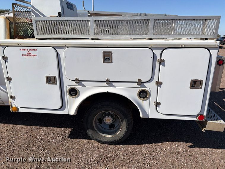image for item FT6853 2003 Chevrolet Silverado 3500 utility bed pickup truck