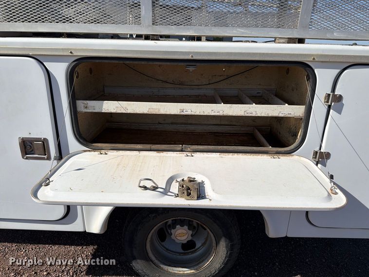 image for item FT6853 2003 Chevrolet Silverado 3500 utility bed pickup truck