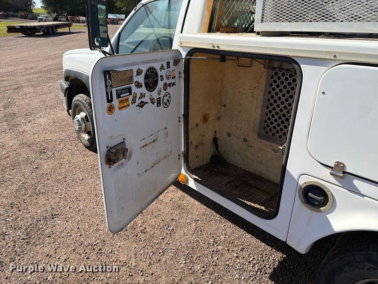 image for item FT6853 2003 Chevrolet Silverado 3500 utility bed pickup truck