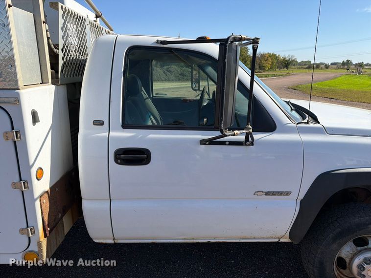 image for item FT6853 2003 Chevrolet Silverado 3500 utility bed pickup truck