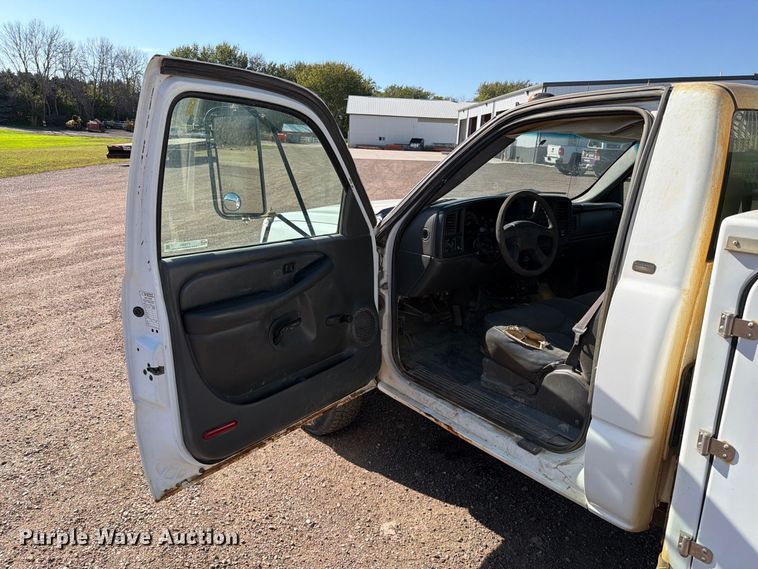 image for item FT6853 2003 Chevrolet Silverado 3500 utility bed pickup truck