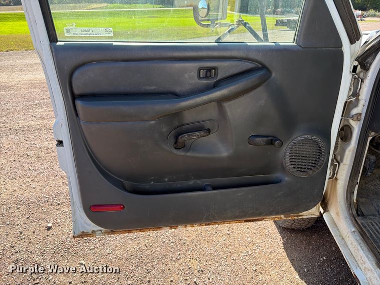 image for item FT6853 2003 Chevrolet Silverado 3500 utility bed pickup truck