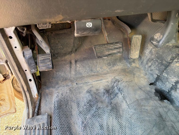 image for item FT6853 2003 Chevrolet Silverado 3500 utility bed pickup truck