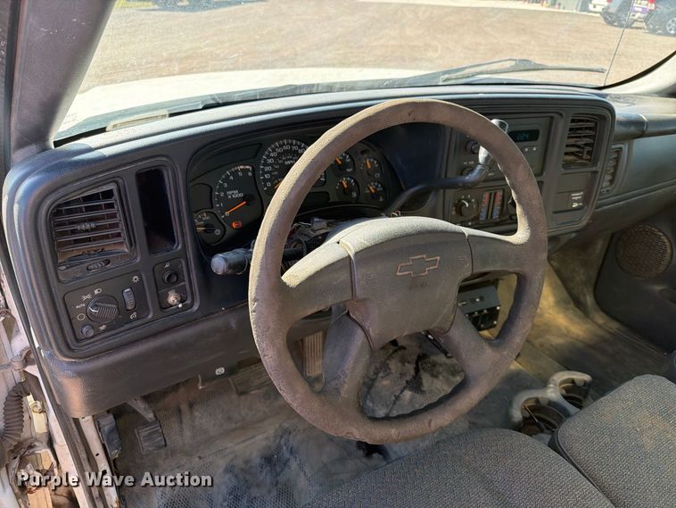 image for item FT6853 2003 Chevrolet Silverado 3500 utility bed pickup truck
