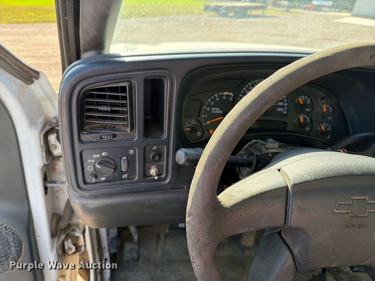 image for item FT6853 2003 Chevrolet Silverado 3500 utility bed pickup truck