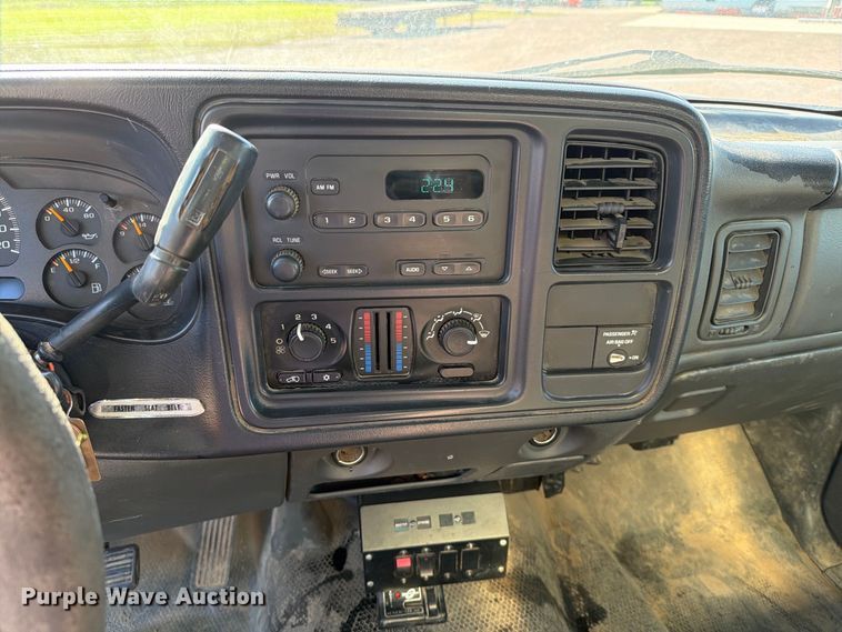 image for item FT6853 2003 Chevrolet Silverado 3500 utility bed pickup truck