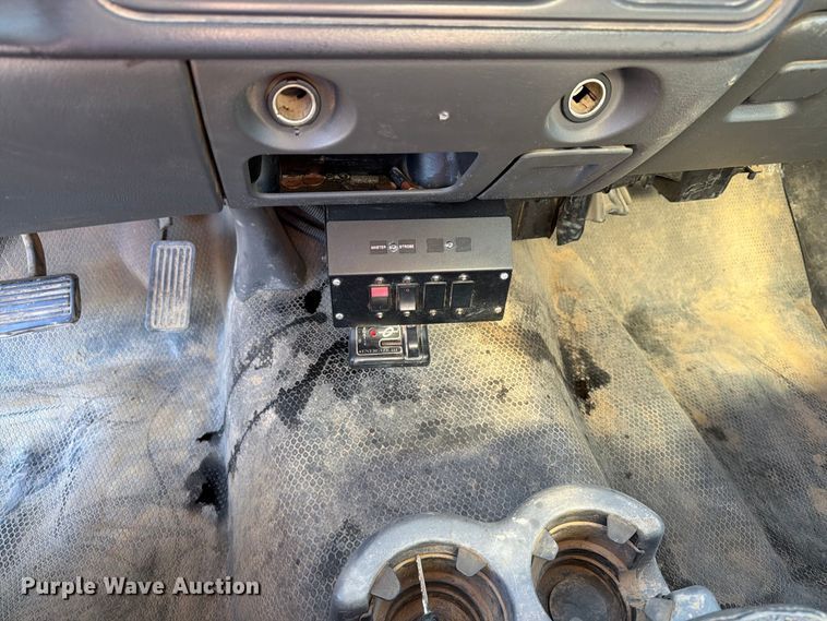 image for item FT6853 2003 Chevrolet Silverado 3500 utility bed pickup truck