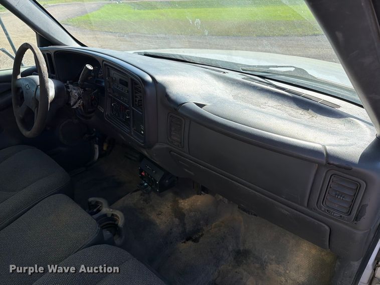 image for item FT6853 2003 Chevrolet Silverado 3500 utility bed pickup truck