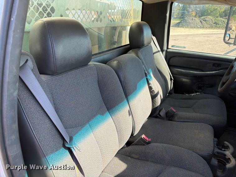 image for item FT6853 2003 Chevrolet Silverado 3500 utility bed pickup truck