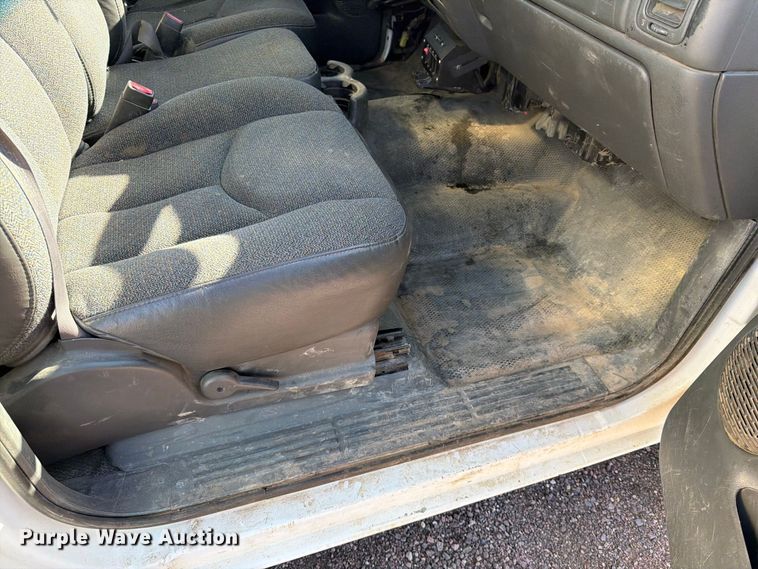 image for item FT6853 2003 Chevrolet Silverado 3500 utility bed pickup truck