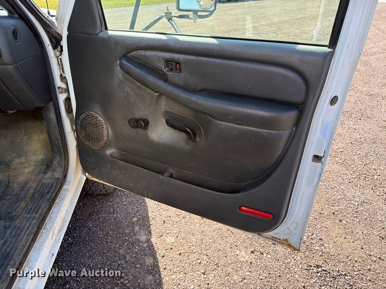 image for item FT6853 2003 Chevrolet Silverado 3500 utility bed pickup truck