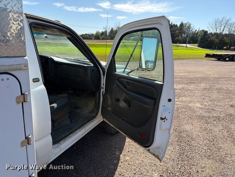 image for item FT6853 2003 Chevrolet Silverado 3500 utility bed pickup truck