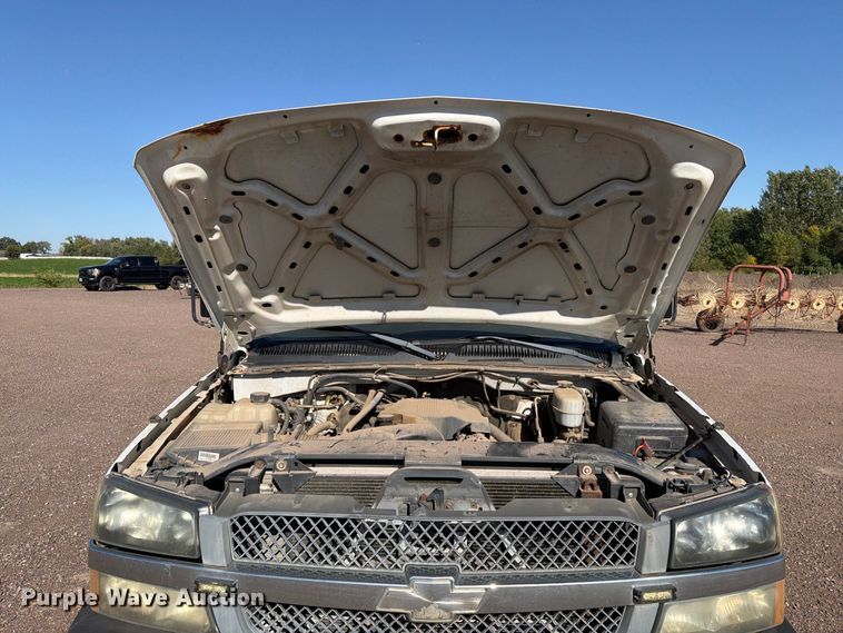 image for item FT6853 2003 Chevrolet Silverado 3500 utility bed pickup truck