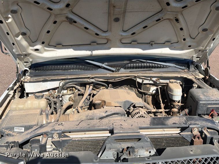 image for item FT6853 2003 Chevrolet Silverado 3500 utility bed pickup truck