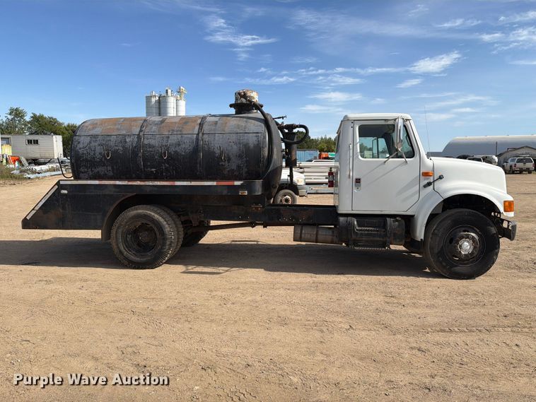 image for item FT6864 1990 International 4700 tank truck