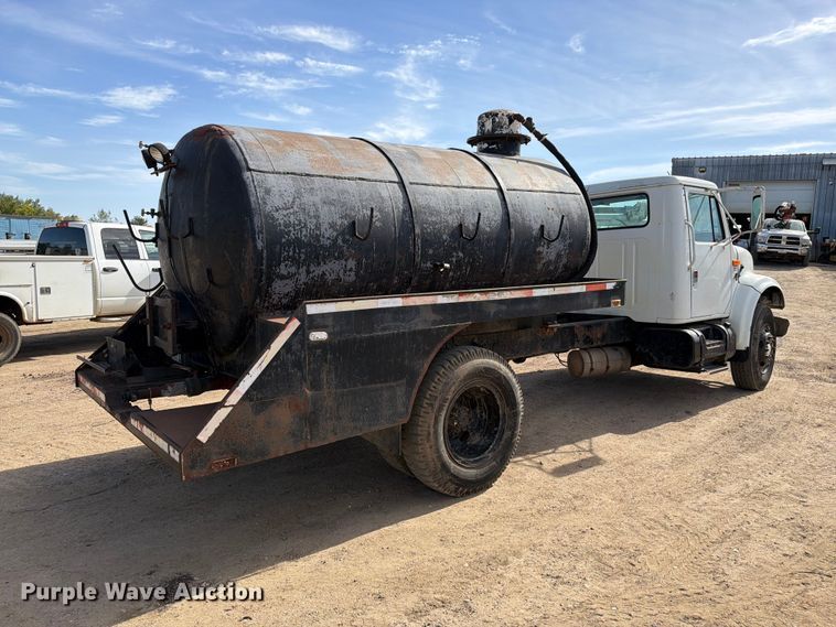 image for item FT6864 1990 International 4700 tank truck