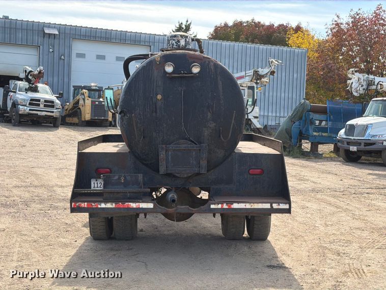 image for item FT6864 1990 International 4700 tank truck