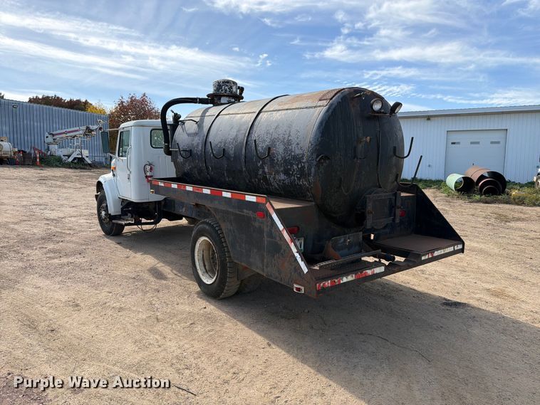 image for item FT6864 1990 International 4700 tank truck