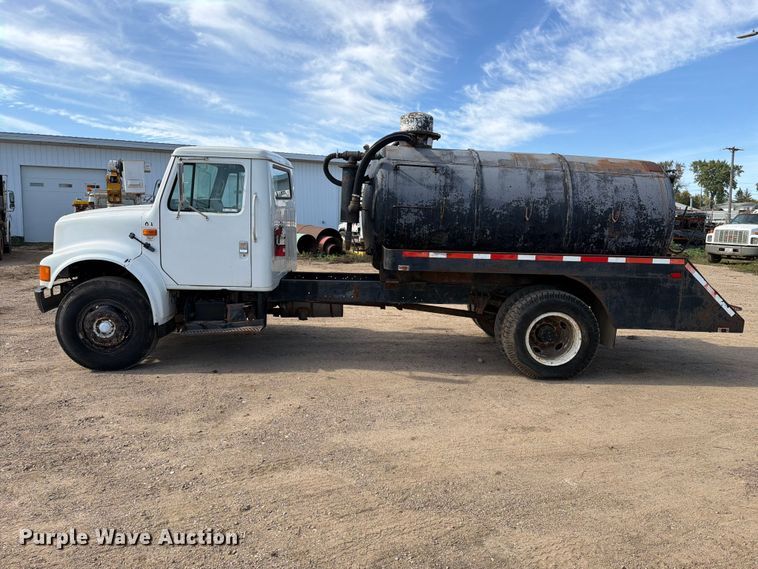 image for item FT6864 1990 International 4700 tank truck
