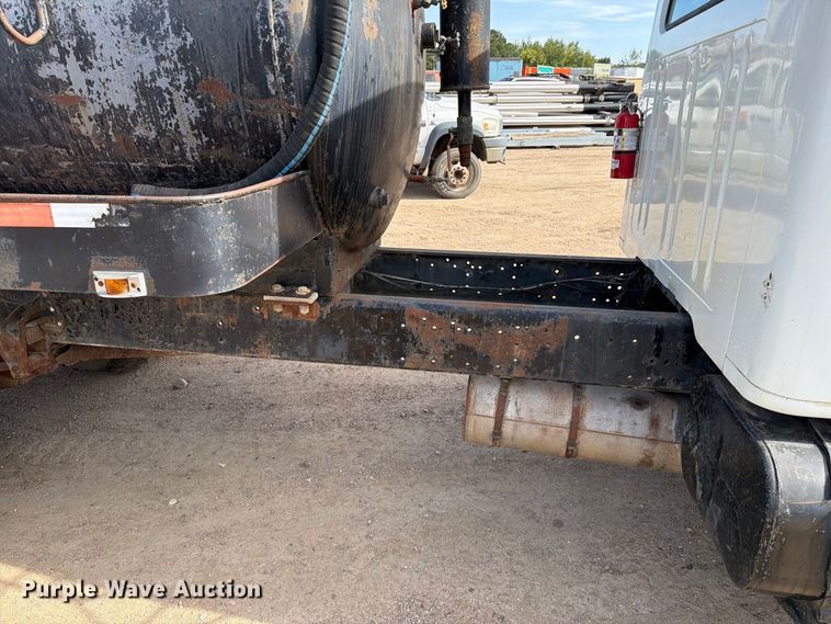 image for item FT6864 1990 International 4700 tank truck