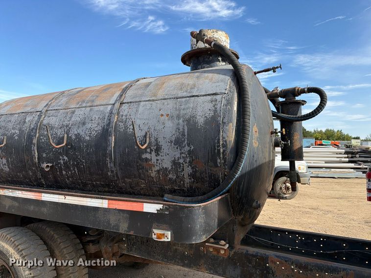 image for item FT6864 1990 International 4700 tank truck