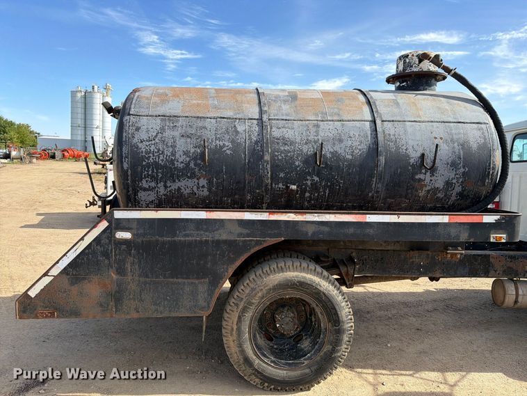 image for item FT6864 1990 International 4700 tank truck