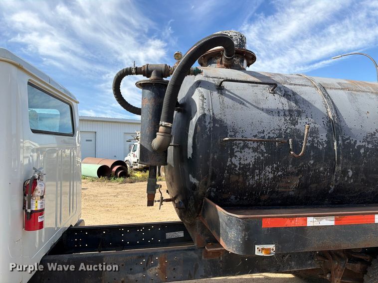image for item FT6864 1990 International 4700 tank truck