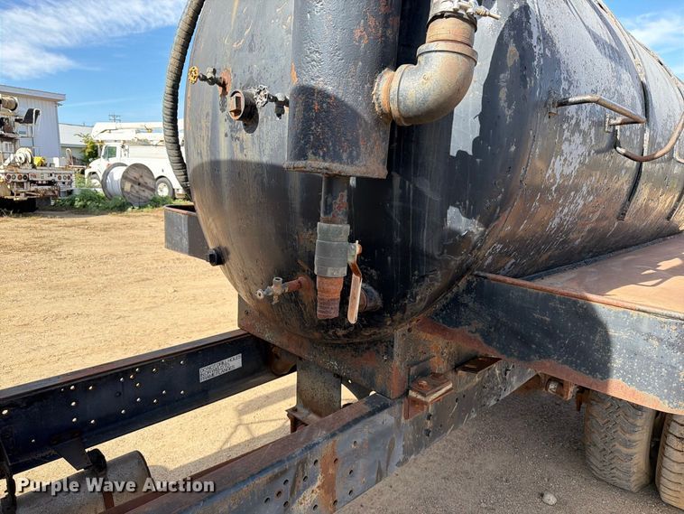 image for item FT6864 1990 International 4700 tank truck
