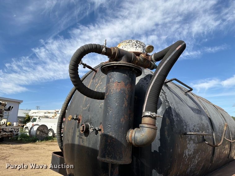 image for item FT6864 1990 International 4700 tank truck