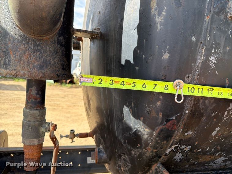 image for item FT6864 1990 International 4700 tank truck