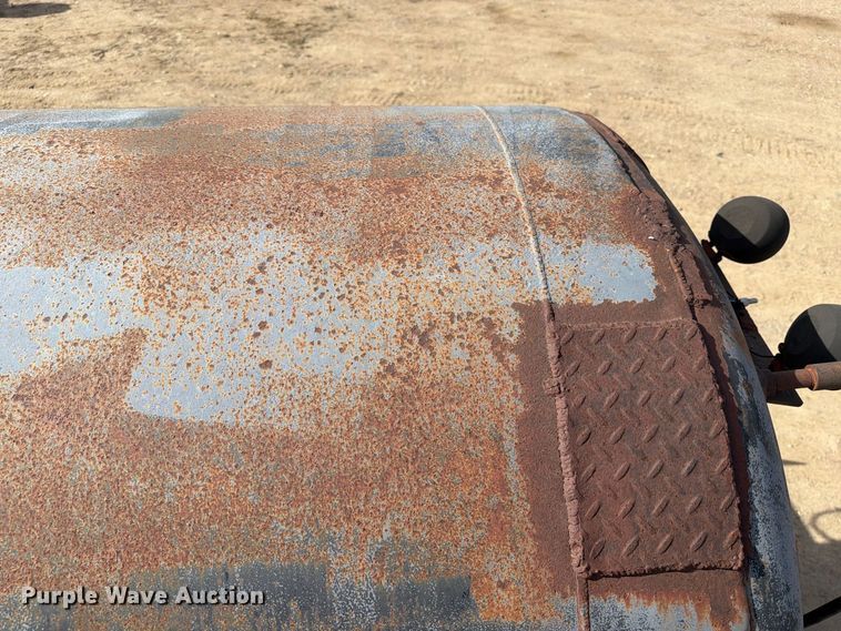image for item FT6864 1990 International 4700 tank truck