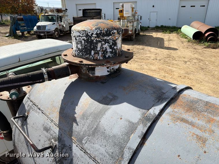 image for item FT6864 1990 International 4700 tank truck