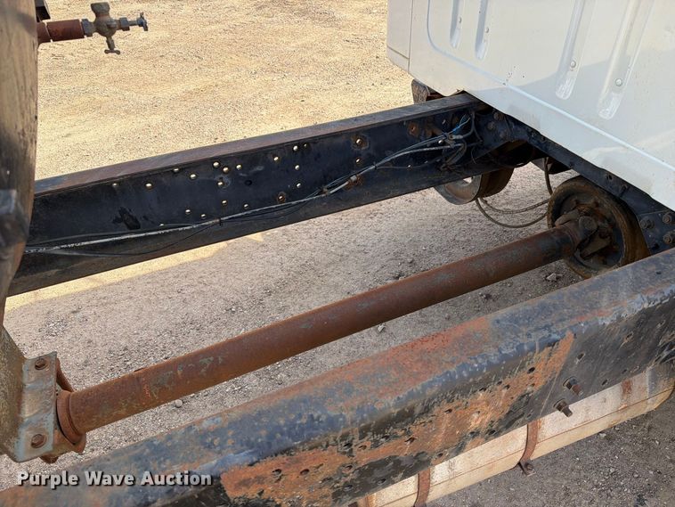 image for item FT6864 1990 International 4700 tank truck