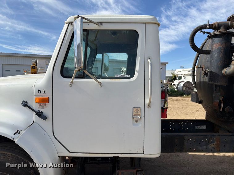 image for item FT6864 1990 International 4700 tank truck