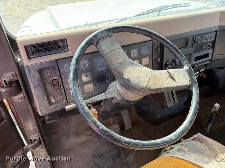 image for item FT6864 1990 International 4700 tank truck