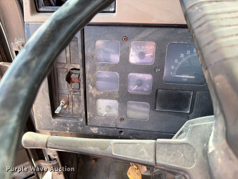 image for item FT6864 1990 International 4700 tank truck